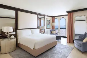 The Ritz-Carlton Abu Dhabi, Grand Canal